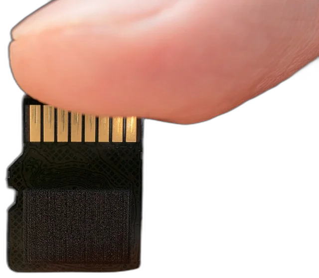 Memoria microSD sostenida entre dos dedos